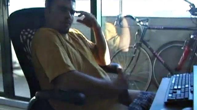 Тони снял штаны, залип в порнуху и выдал заряд прямо у компа