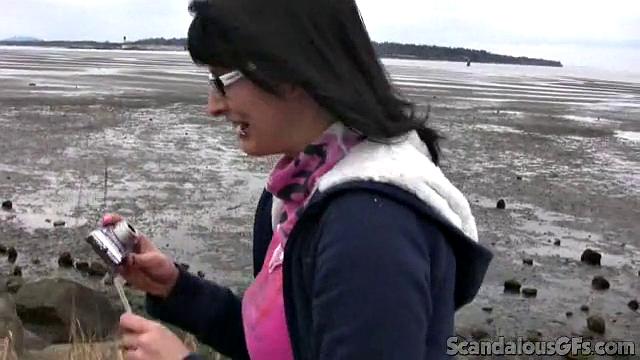 похотливая девушка с пирсингом сосёт и трахается с парнем на улице