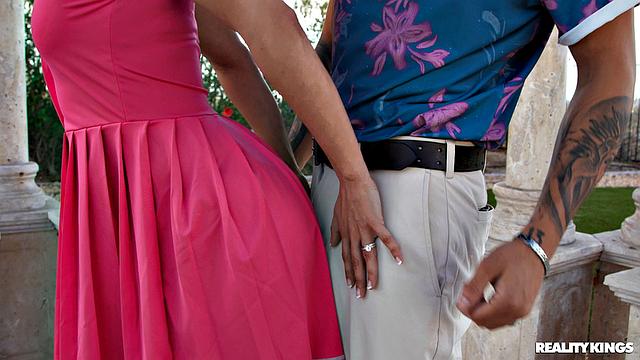 тренер по гольфу жестко трахается с блондинкой и заливает ей лицо спермой