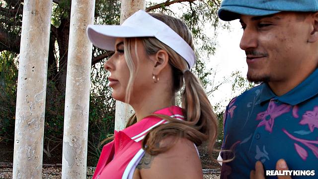 тренер по гольфу жестко трахается с блондинкой и заливает ей лицо спермой