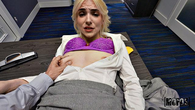 Лола Пёрл и Амбер Мэдди тайно трахаются с Тони Рубино в новом офисе, не могут устоять перед желанием друг друга.