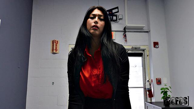 Лола Пёрл и Амбер Мэдди тайно трахаются с Тони Рубино в новом офисе, не могут устоять перед желанием друг друга.