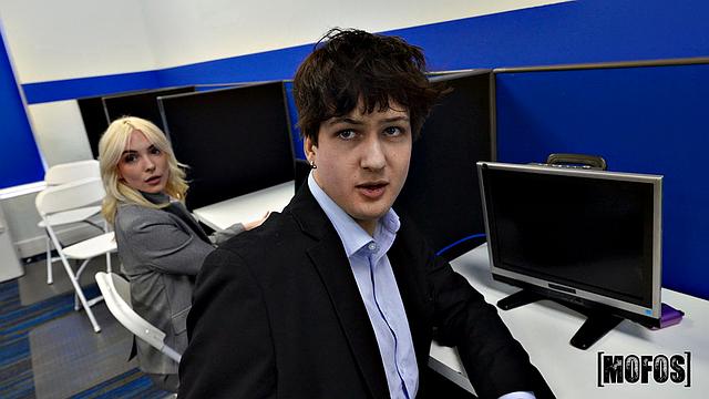 Лола Пёрл и Амбер Мэдди тайно трахаются с Тони Рубино в новом офисе, не могут устоять перед желанием друг друга.