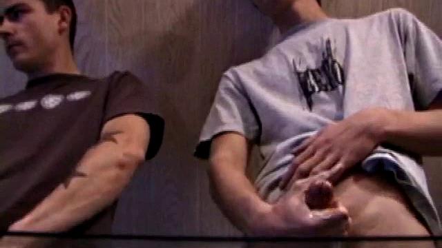 Джейден доводит Джека рукой до мощного оргазма