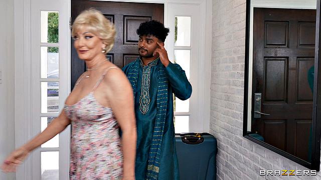 Кузен приехал, а у милф уже вечеринка на кухне