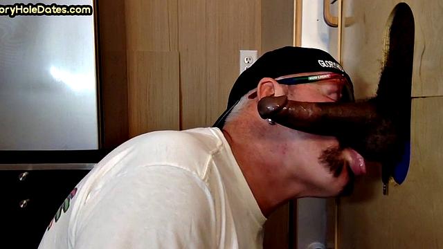 зрелый мужик у gloryhole теряет контроль от чёрного члена
