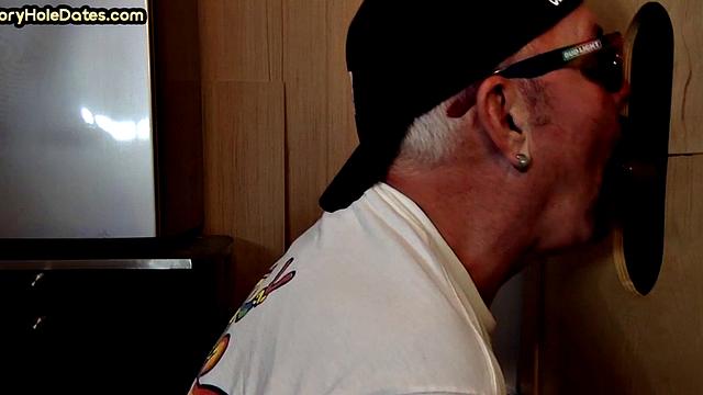 зрелый мужик у gloryhole теряет контроль от чёрного члена