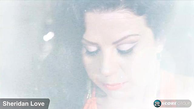 шикарная брюнетка ласкает большие сиськи игрушками и на каблуках