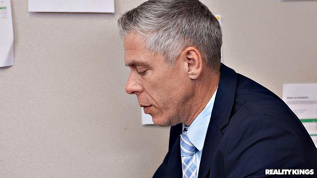 сексуальная начальница отдается на столе сотруднику