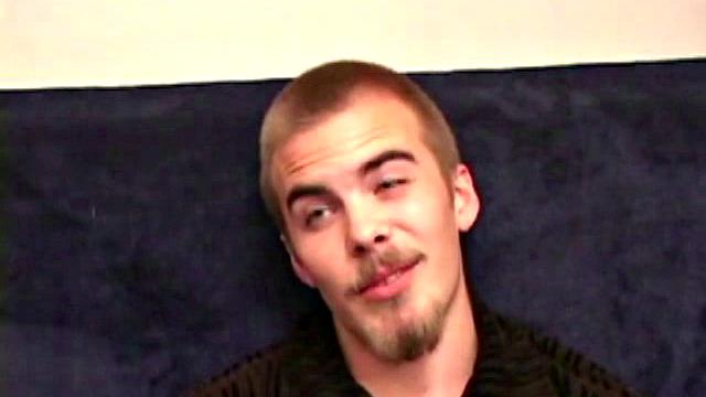 Jasper дрочит и заливает спермой ладонь, напряжение растет с каждым движением