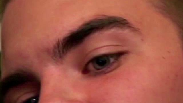 Jasper дрочит и заливает спермой ладонь, напряжение растет с каждым движением