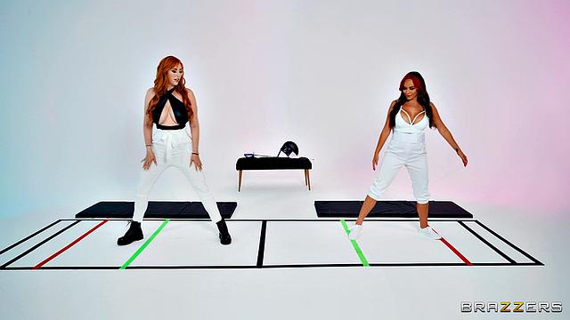 рыжая тренерша по фехтованию заводит страстный групповуху на тренировке