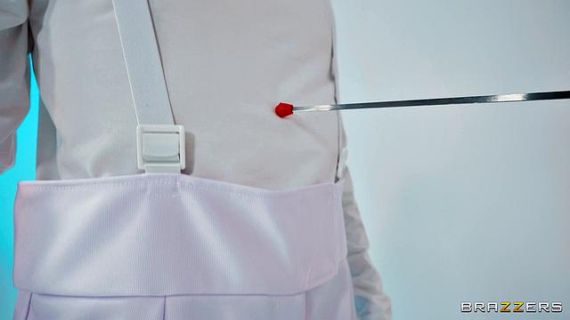 рыжая тренерша по фехтованию заводит страстный групповуху на тренировке