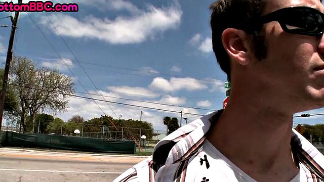 черный гопник ловит шутливого белого парня в задницу