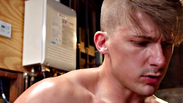 Качок сосёт и трахается с мастером без резинки до кончи