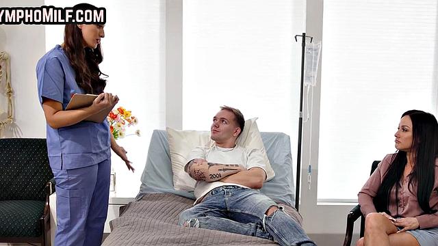 Зрелая с огромными сиськами жадно скачет на толстом члене в страстном тройничке