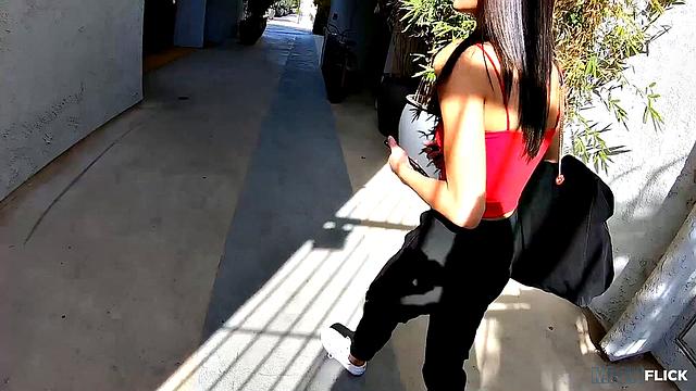 Эмили Уиллис жарко трахается с Миком Блу и получает глубокий минет и мощный кончил в пизду.