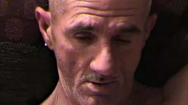 зрелый мужик дрочит и кончает