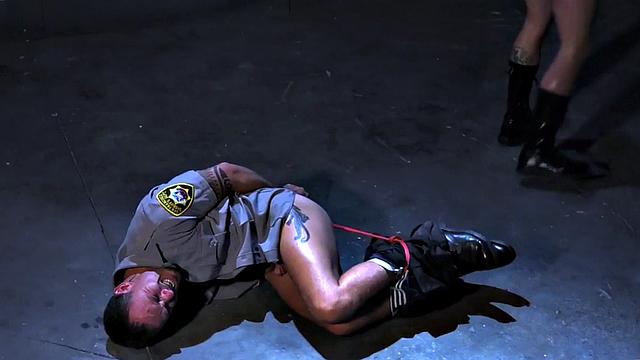 смотри, как мачо в форме получает по жопе и кайфует от лизания после анала