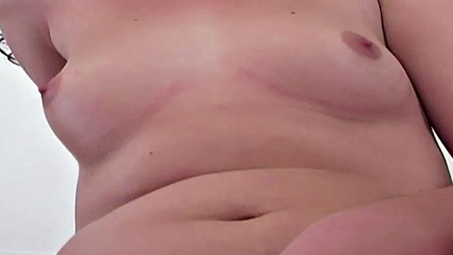 брюнетка мастурбирует перед камерой и ловко принимает в позе догги