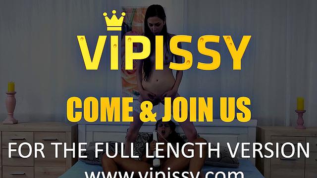 Чешские красотки сходят с ума от вибратора и страстного золотого дождя