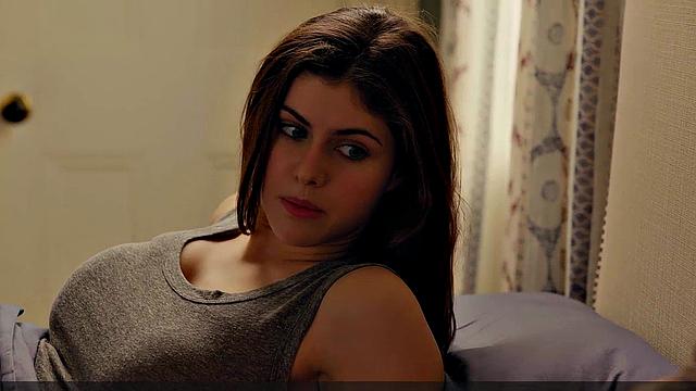 александра даддарио светит трусиками, как будто это её визитка