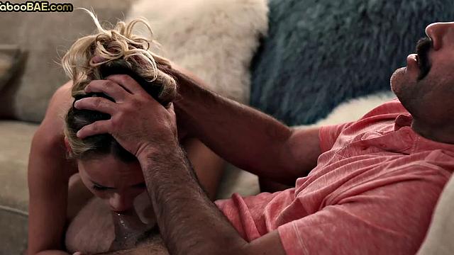 мелкая бестия скачет после глубокого минета-шутки и прыжки в комплекте