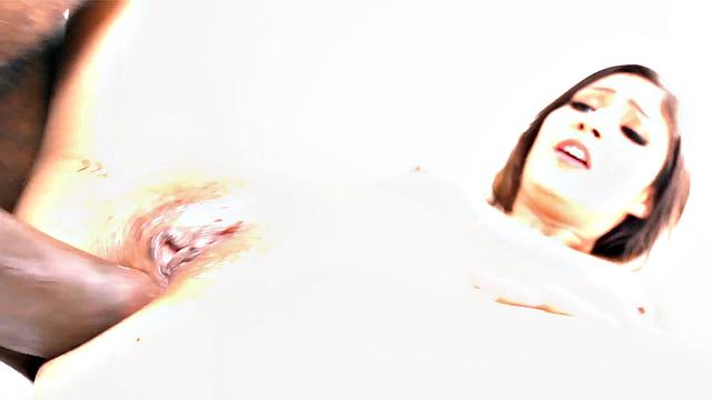 Смотри, как Джейд Джантзен берет огромный член Брикзиллы в жопу