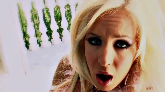 наглая мамка скачет на bwc, орет от миссионерской