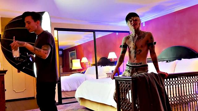 Татуированная транс-девка подкалывает подружку горячими поцелуями