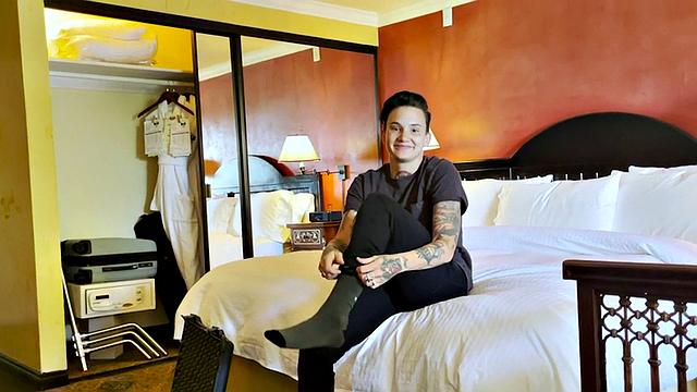 Татуированная транс-девка подкалывает подружку горячими поцелуями