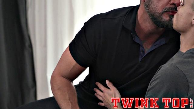 austin young жёстко трахается без резинки и глубоко сосёт