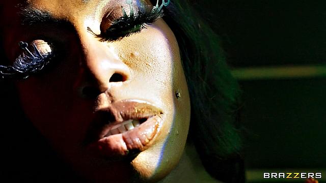 Ebony Mystique не может насытиться членом Mazee в приватном лаундже.