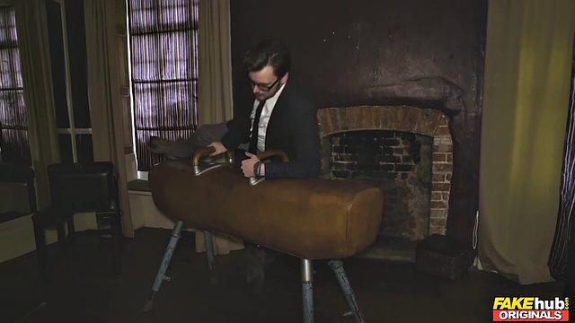 Дженнифер Килингс с большими сиськами отдается в такси и на кастинге, любит бдсм и двойное проникновение с чернокожими парнями и зрелыми мужчинами в клубах и офисе, кайфует от куни и спермы на лицо, рыжая и страстная шотландка в лучших сценах.