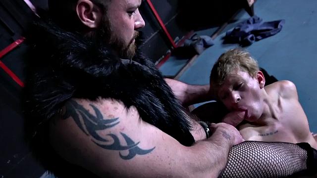 твинг сосёт у женственного парня и ловит сперму на лицо