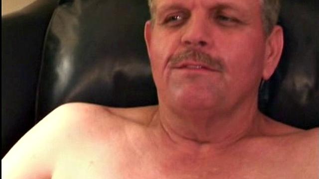 Стива разносит от жесткой дрочки и горячего финала