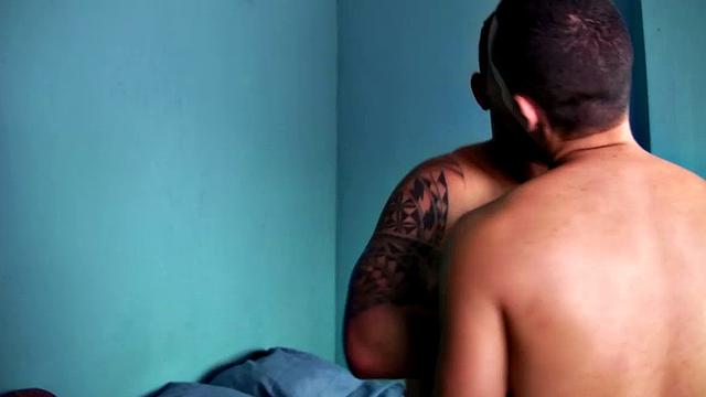 максимо жадно принимает мощных латинов без защиты