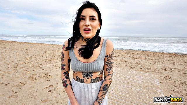 сочная жопа в мини-юбке и жаркая пляжная траха