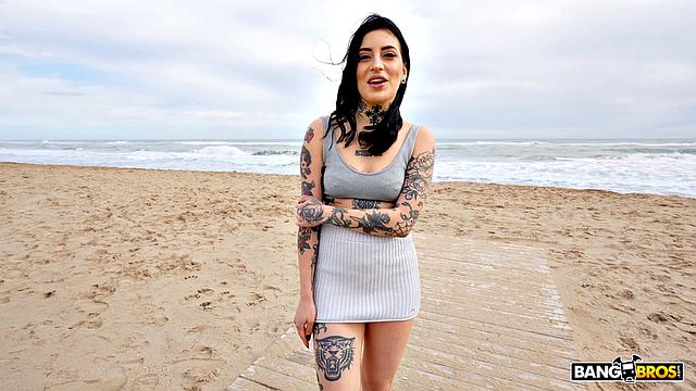 сочная жопа в мини-юбке и жаркая пляжная траха