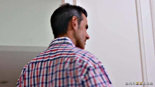 Мачеха Оса Лавли застукала друга сына в ванной и отсосала ему хуй в пене