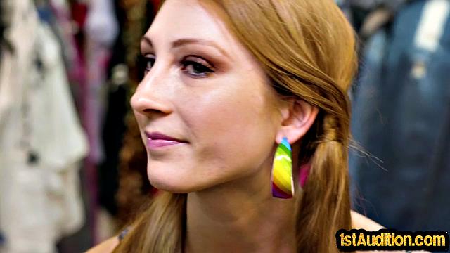 Смотри, как стройная блондинка скачет на члене на кастинге и принимает сзади!