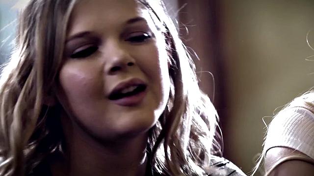 Падчерица трахается втроём с отчимом