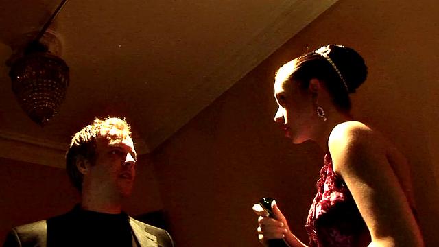 зрелая Kaia Kane обливает себя шампанским и устраивает жаркий тройничок