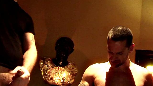 зрелая Kaia Kane обливает себя шампанским и устраивает жаркий тройничок