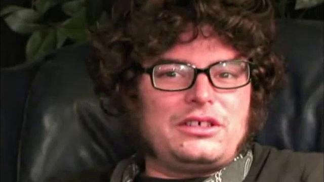 линуc дрочит и кончает на камеру