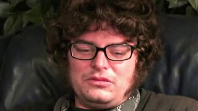 линуc дрочит и кончает на камеру