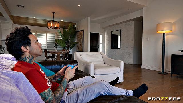 Парень в игре, а она кулаком заблудилась в рыжей-пришлось звать на помощь и устроить тройничок