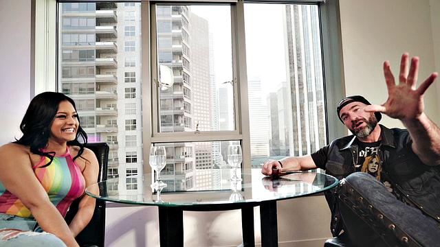 Серена Сантос разносит постель, когда страсть выходит из-под контроля