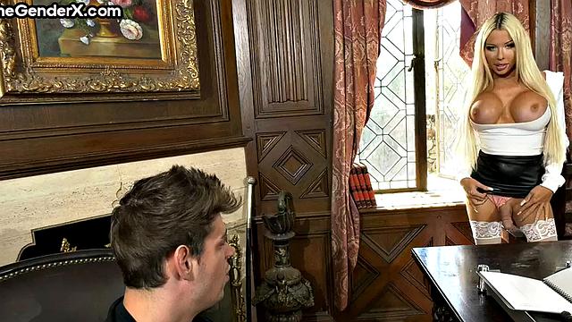 Bimbo goddess handling bareback