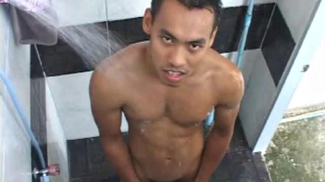 Азиатский спортсмен в душе пожирает зад худого и трахается без резинки